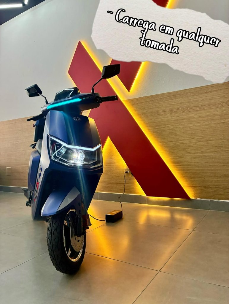 Carregamento da scooter elétrica Maxus 1000W em tomada comum